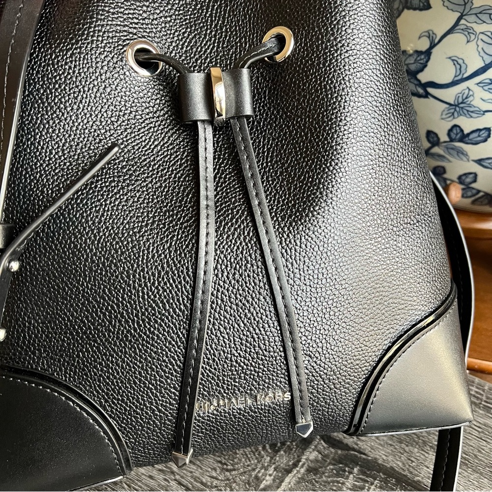 Michael Kors Mercer Gallery Medium Black Bucket Crossbody $348 - Picture 3 of 9